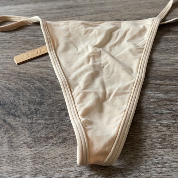 Skims Silky Thong in Sand Size XL - Picture 7 of 10